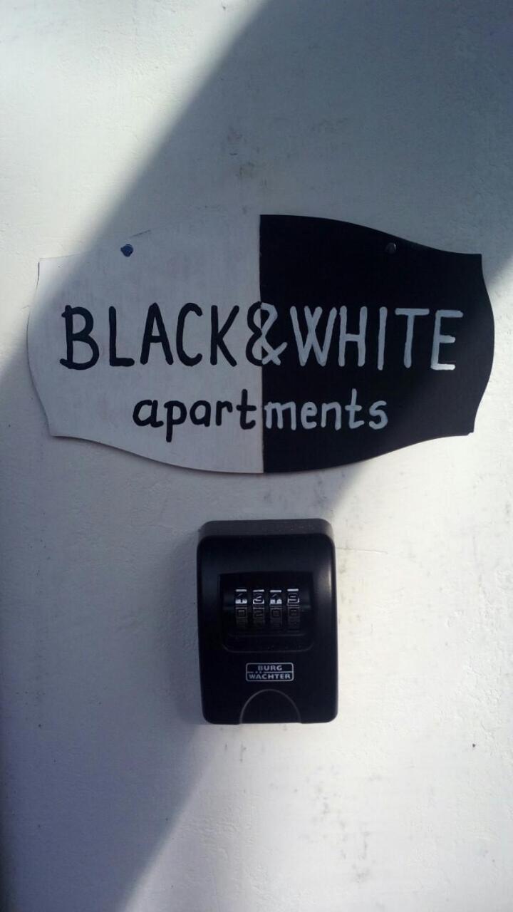 Black & White Apartments - White 埃格尔 外观 照片
